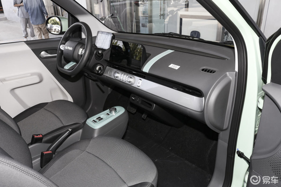 CHANGAN Lumin2022 301Km 달콤한 긴 배터리 라이프 흰색 / 파란색 4 좌석 자동차 차량