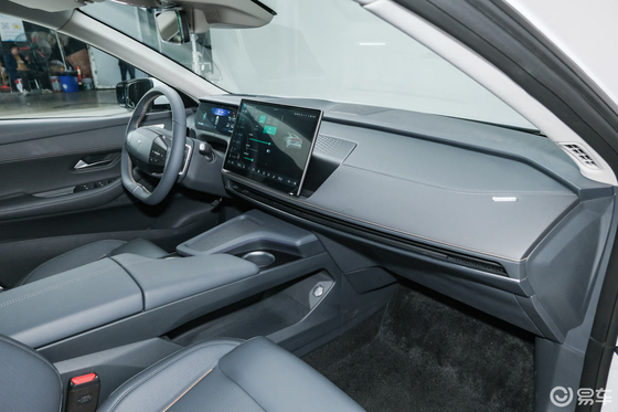 전기 SUV 자동차 4X4 왼쪽 오토 차간 블루 Sl03 큰 공간 성인 최대 전력 190kW